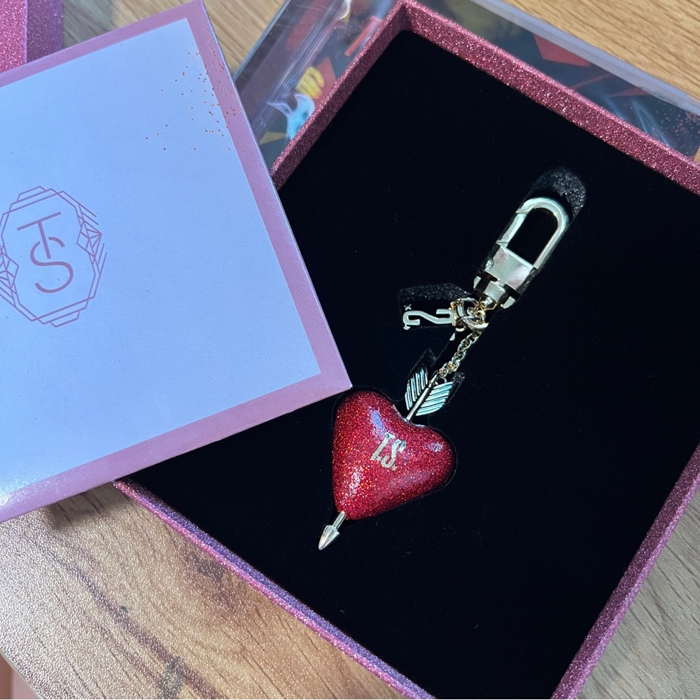 THE LIFE OF A SHOWGIRL: IT'S FRIGHTENING EDITION LIMITED RELEASE DELUXE CD - Picture 6 of 10